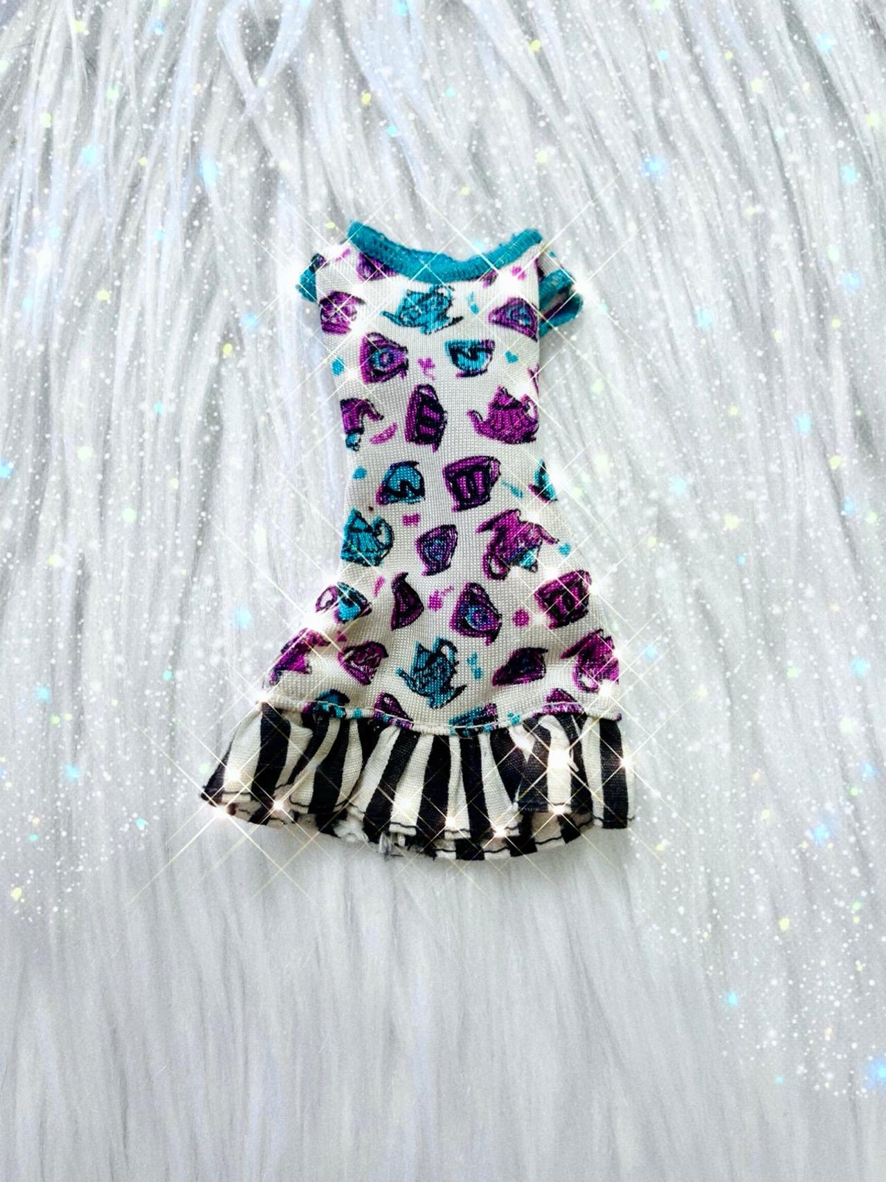 Ever After High G1 Madeline Hatter Getting Fairest Nightgown