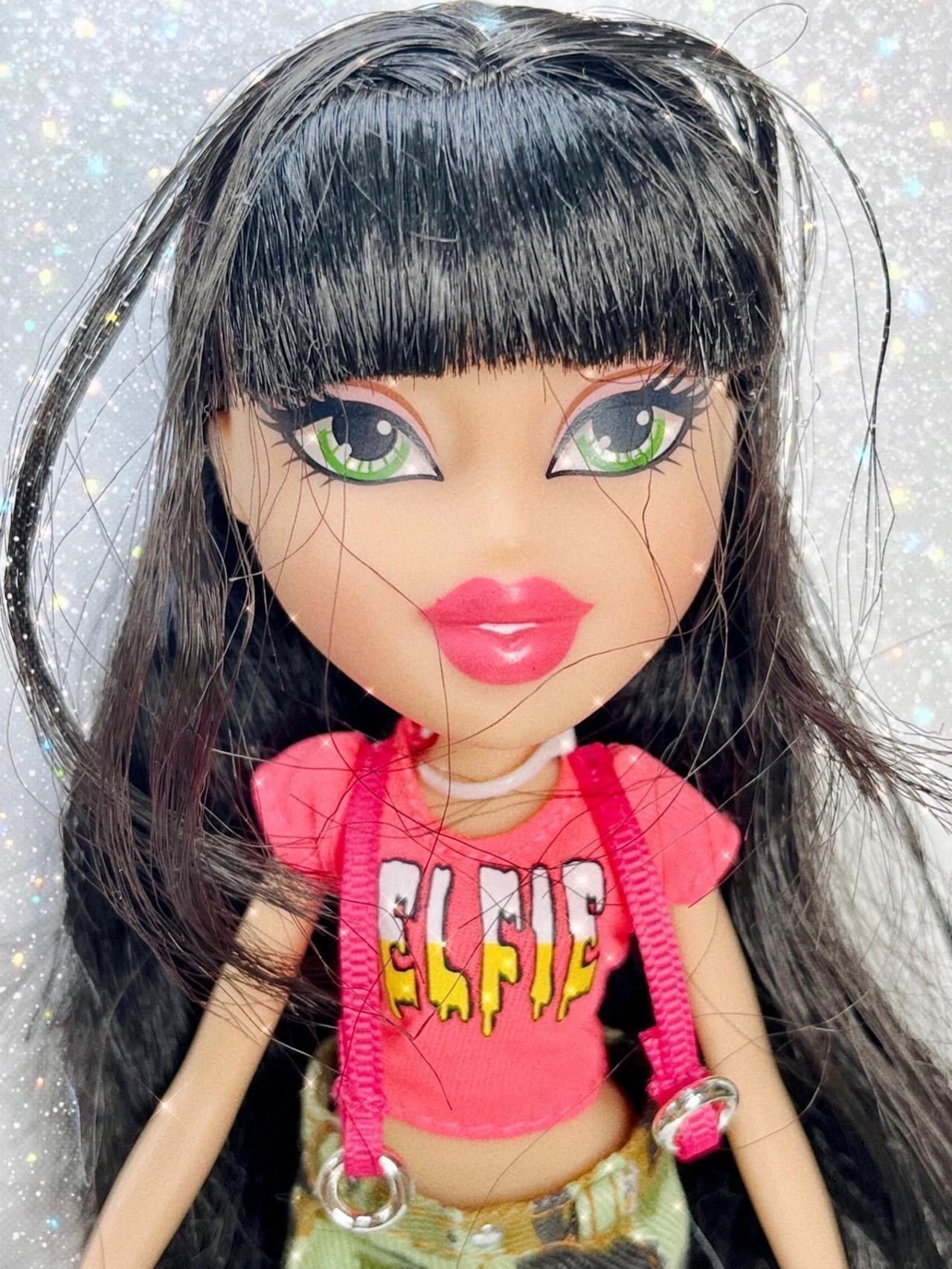 MGA Bratz 2015 Selfie Snaps Jade Doll NEAR COMPLETE Outfit READ