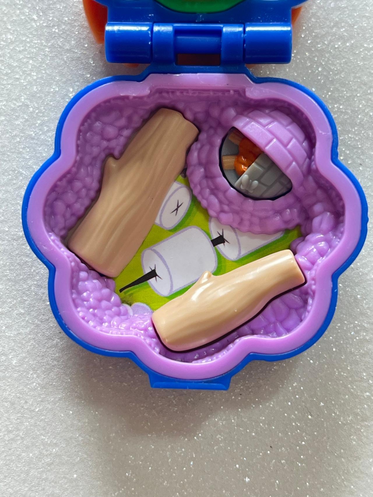 Polly Pocket 2017 Compact Playset, Campfire Scene 3” Compact READ — image 5