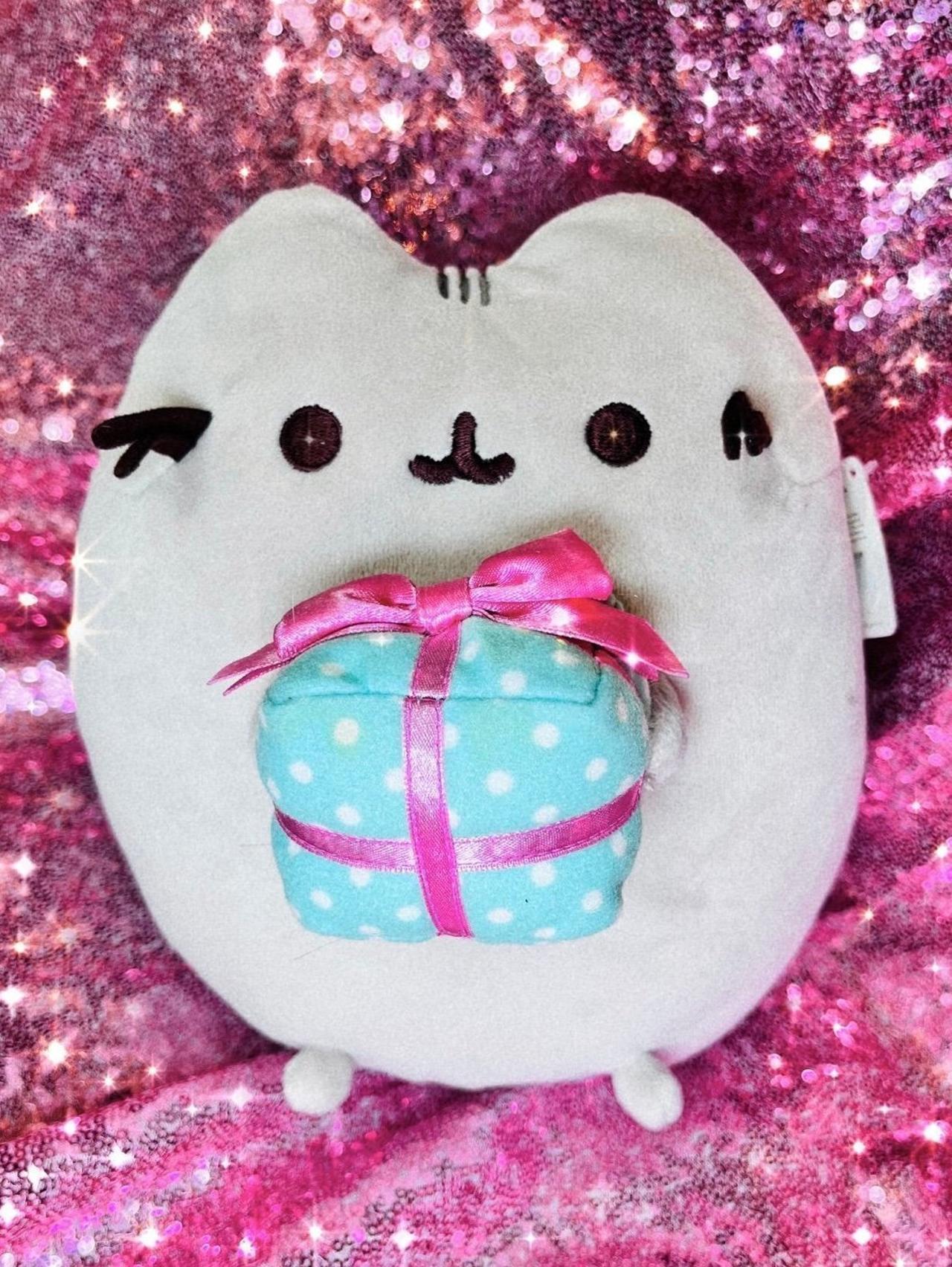 Pusheen Christmas Plush Holding Present 8-10” Plush UWT READ