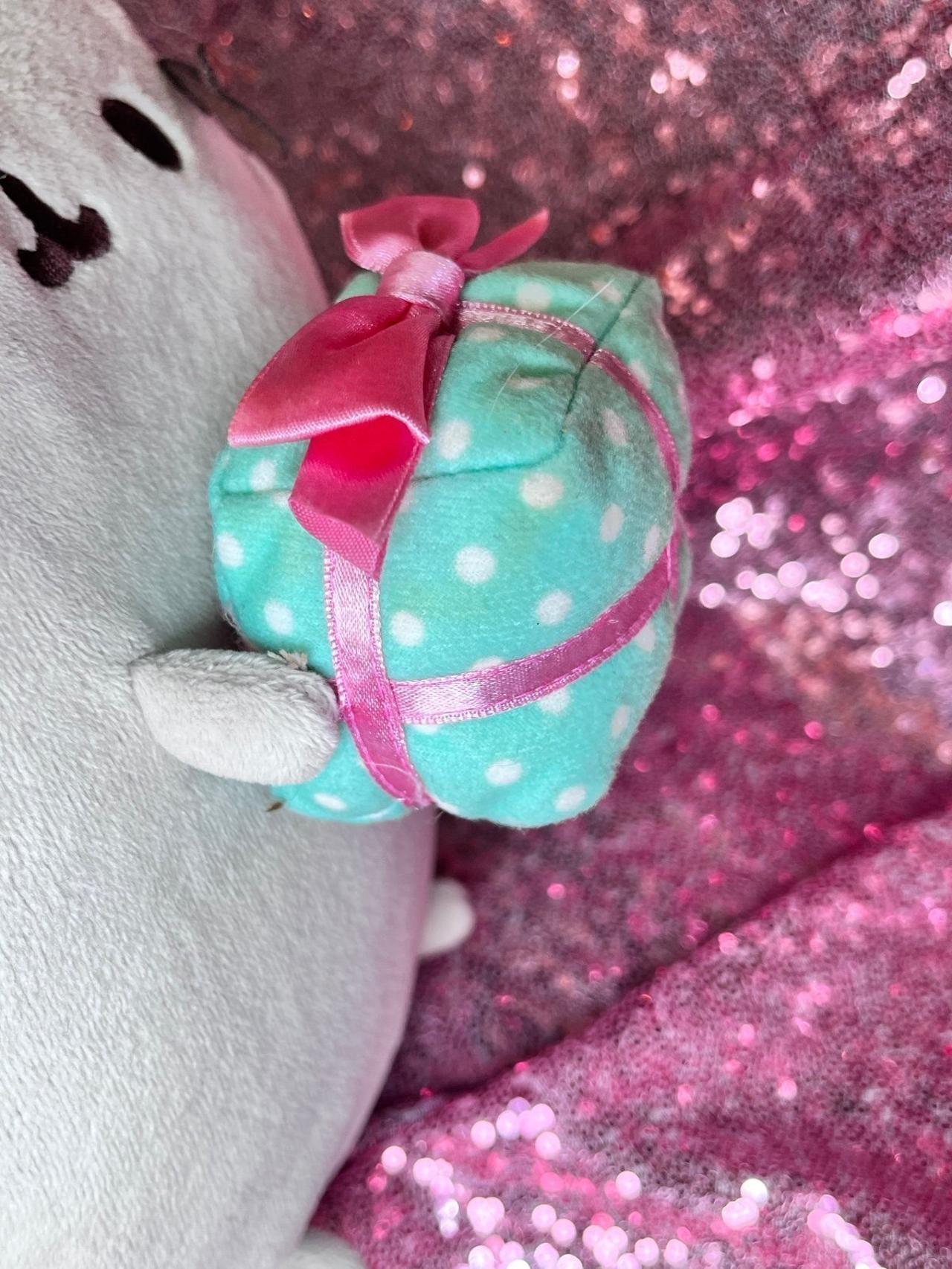 Pusheen Christmas Plush Holding Present 8-10” Plush UWT READ — image 11