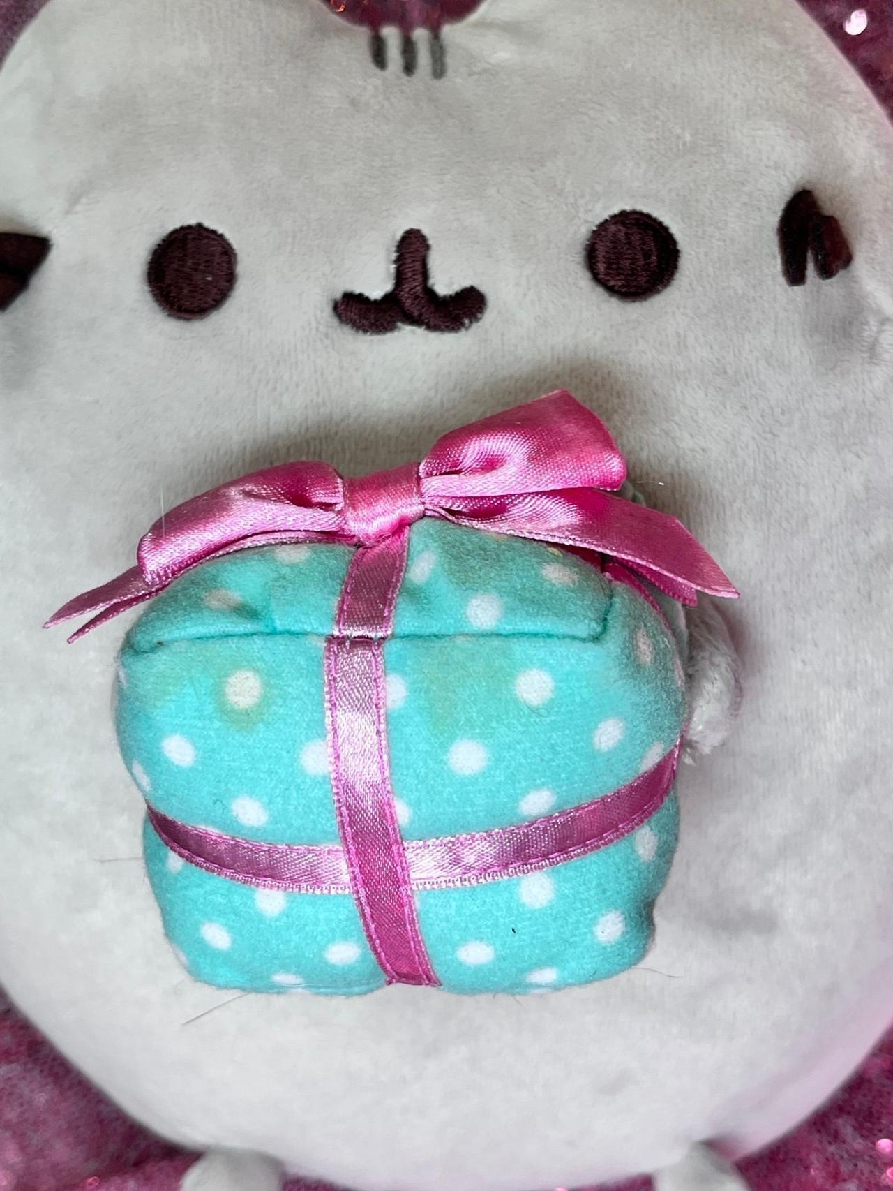 Pusheen Christmas Plush Holding Present 8-10” Plush UWT READ — image 2