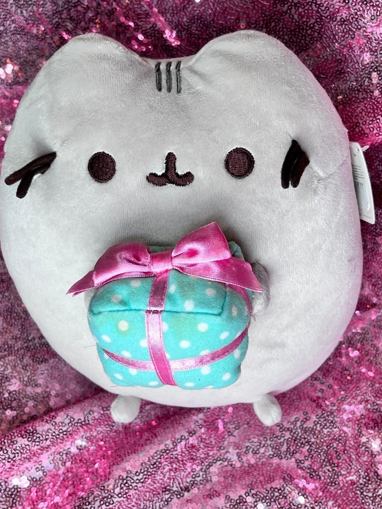 Pusheen Christmas Plush Holding Present 8-10” Plush UWT READ — image 4